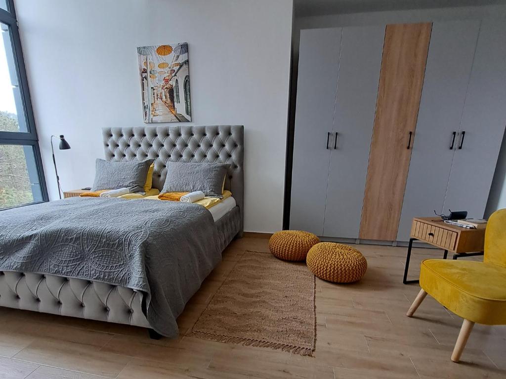 Uma cama ou camas num quarto em Apartman Yellow Moon