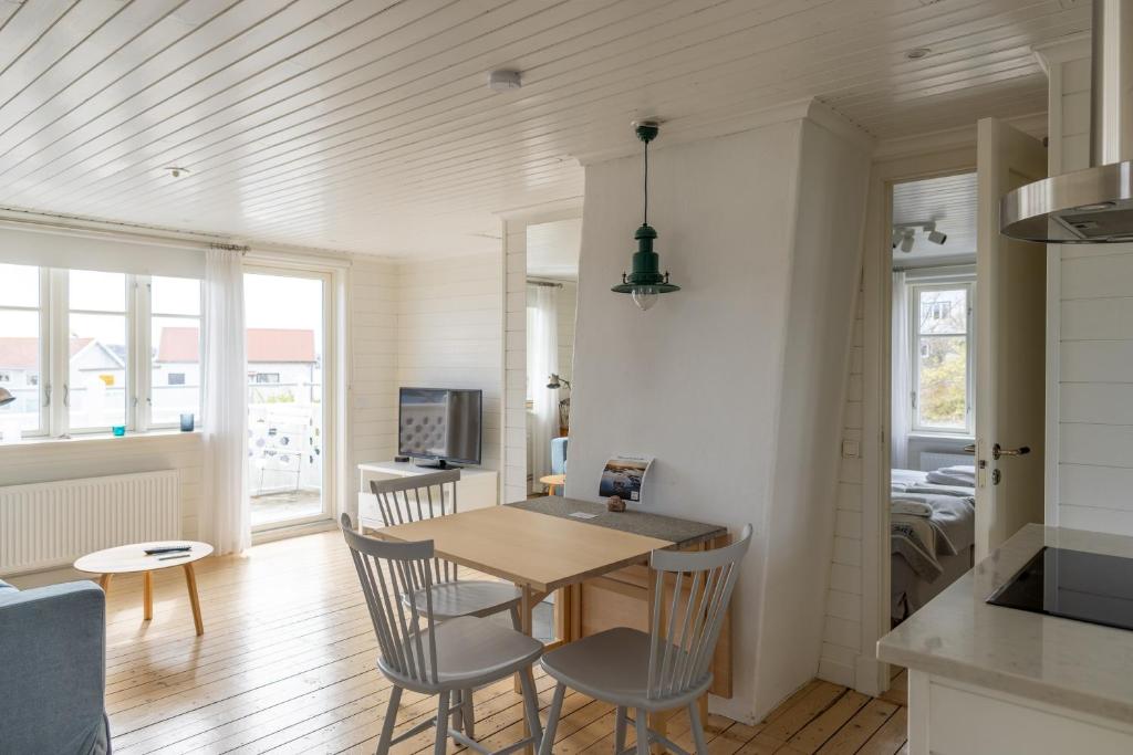 una cucina e una sala da pranzo con tavolo e sedie di Salt & Sill a Klädesholmen