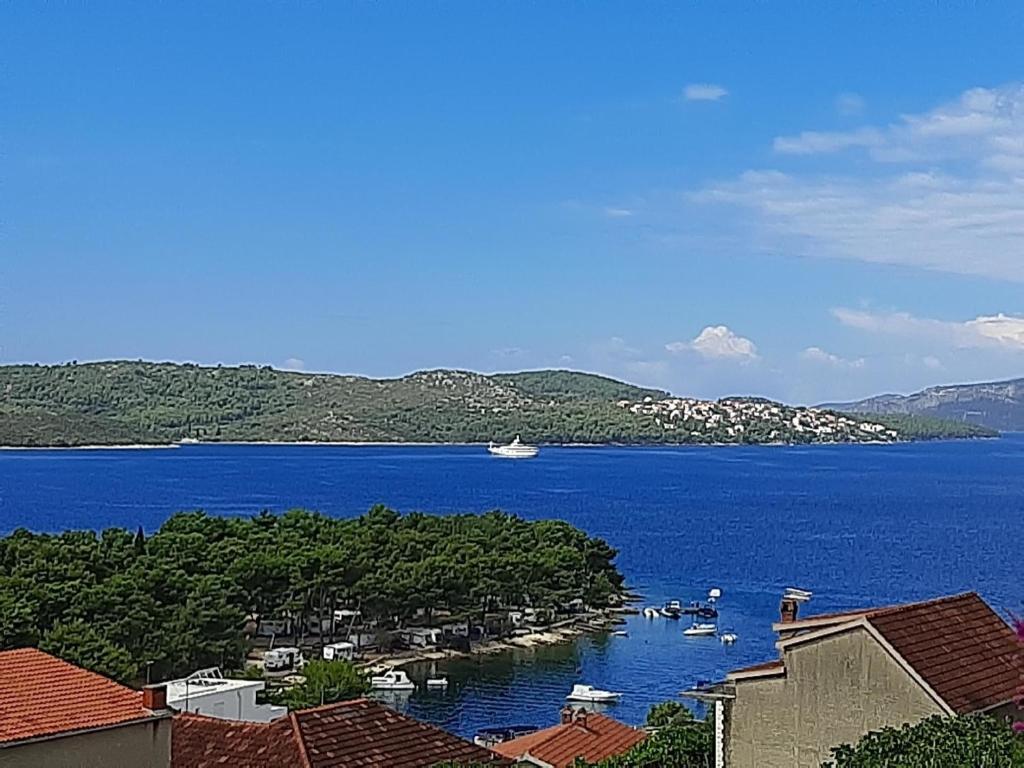 uma vista de uma grande massa de água com barcos em Ferienwohnung mit Meerblick von der Terrasse für bis zu sechs Personen em Trogir