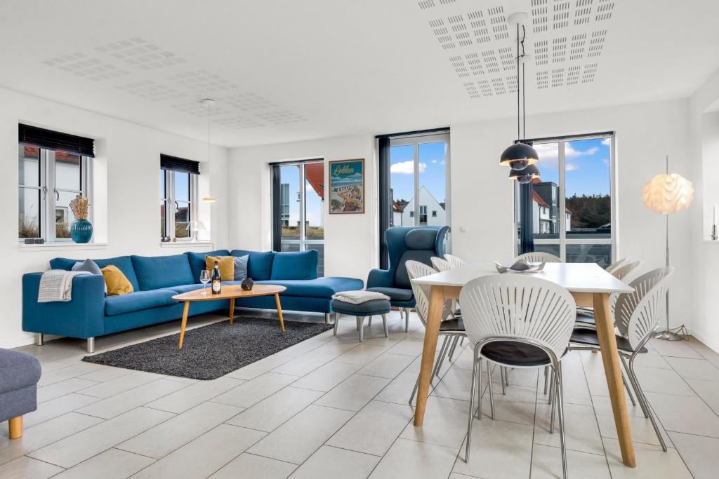 ロッケンにあるLovely Holiday Home For Rent, Josefines Have 17の青いソファとテーブルのあるリビングルーム