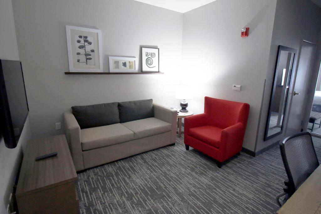 Ein Sitzbereich in der Unterkunft Country Inn &amp; Suites by Radisson, Council Bluffs, IA