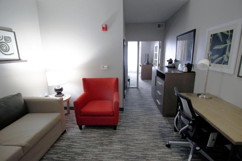 Ein Sitzbereich in der Unterkunft Country Inn &amp; Suites by Radisson, Council Bluffs, IA