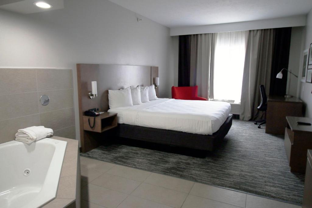 Ein Bett oder Betten in einem Zimmer der Unterkunft Country Inn &amp; Suites by Radisson, Council Bluffs, IA