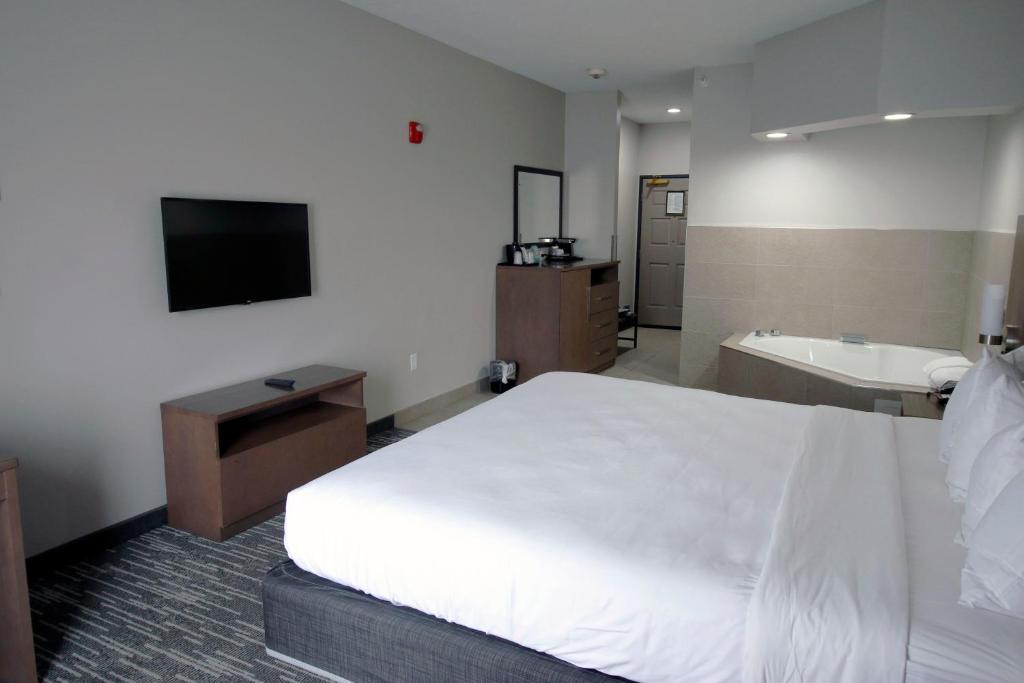 Ein Bett oder Betten in einem Zimmer der Unterkunft Country Inn &amp; Suites by Radisson, Council Bluffs, IA