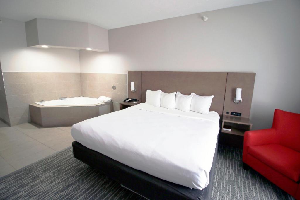 Ein Bett oder Betten in einem Zimmer der Unterkunft Country Inn &amp; Suites by Radisson, Council Bluffs, IA