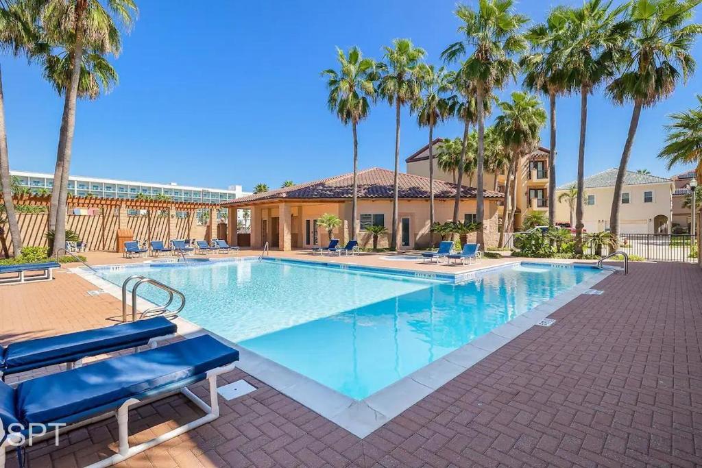Πισίνα στο ή κοντά στο Big Private Luxury Home in Beach Gated Community