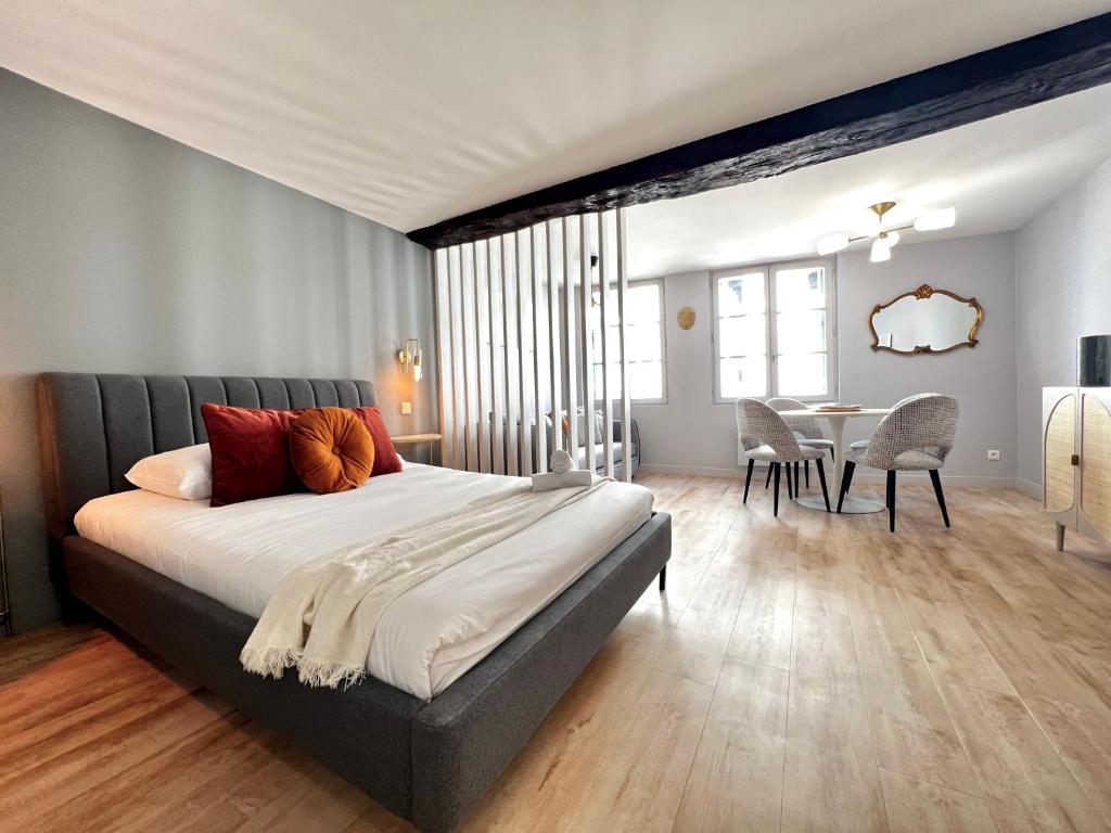 a bedroom with a bed and a table and chairs at Le Penhoët, Hyper centre de Rennes in Rennes