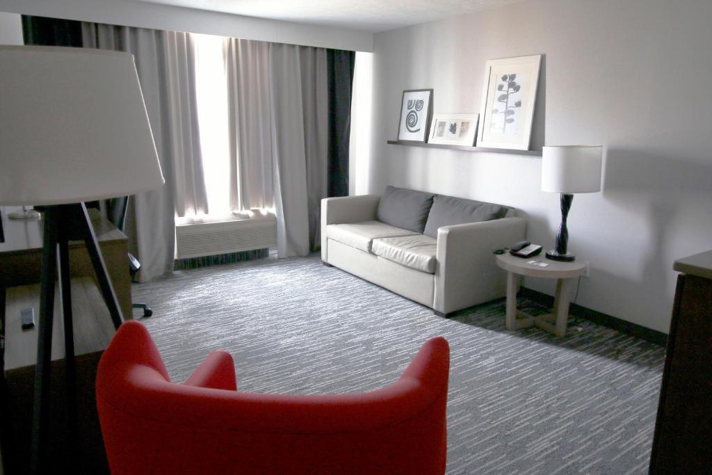 Ein Sitzbereich in der Unterkunft Country Inn &amp; Suites by Radisson, Council Bluffs, IA
