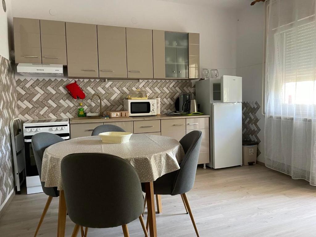 Kuchyňa alebo kuchynka v ubytovaní Apartman 3D