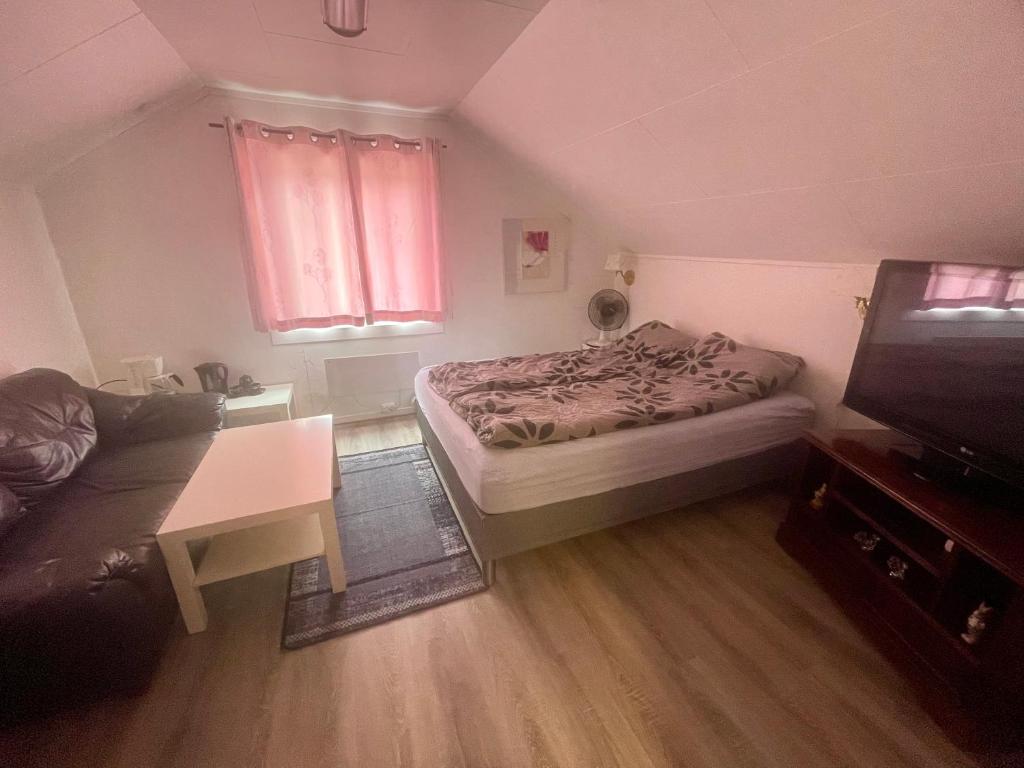 En eller flere senge i et værelse på Åndalsnes Budget Stay - 1 Room in Shared Loft