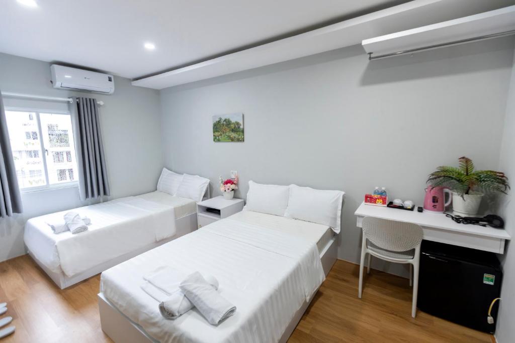 Giường trong phòng chung tại Cosmos Hotel Nha Trang by HT