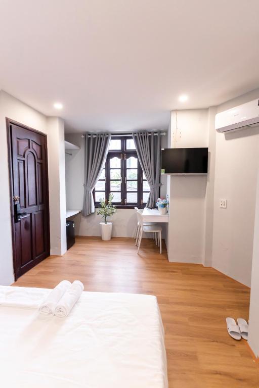 Giường trong phòng chung tại Cosmos Hotel Nha Trang by HT