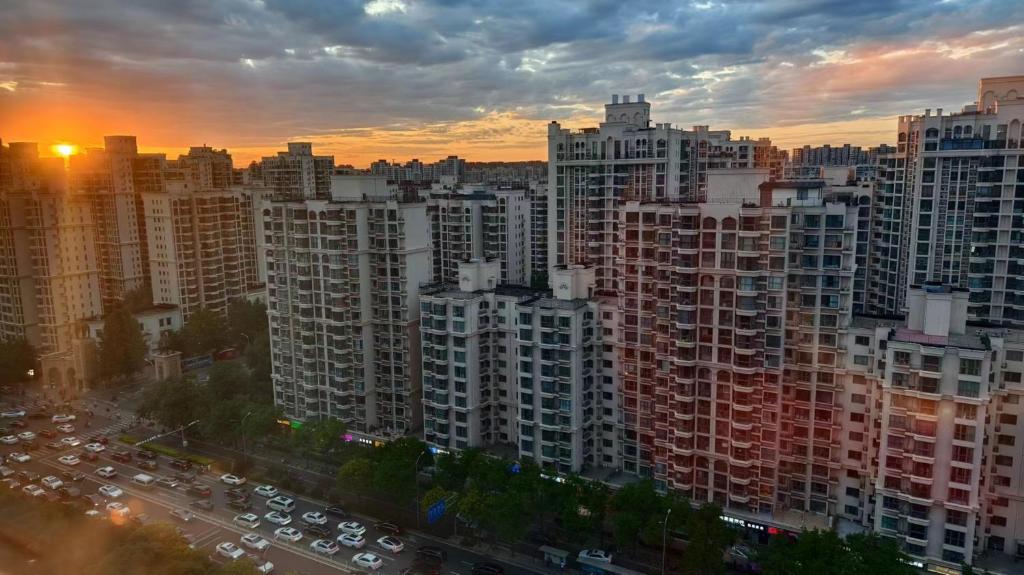een skyline van de stad met veel hoge gebouwen bij Chaoyang Joy City Hardcover Apartment in Beijing
