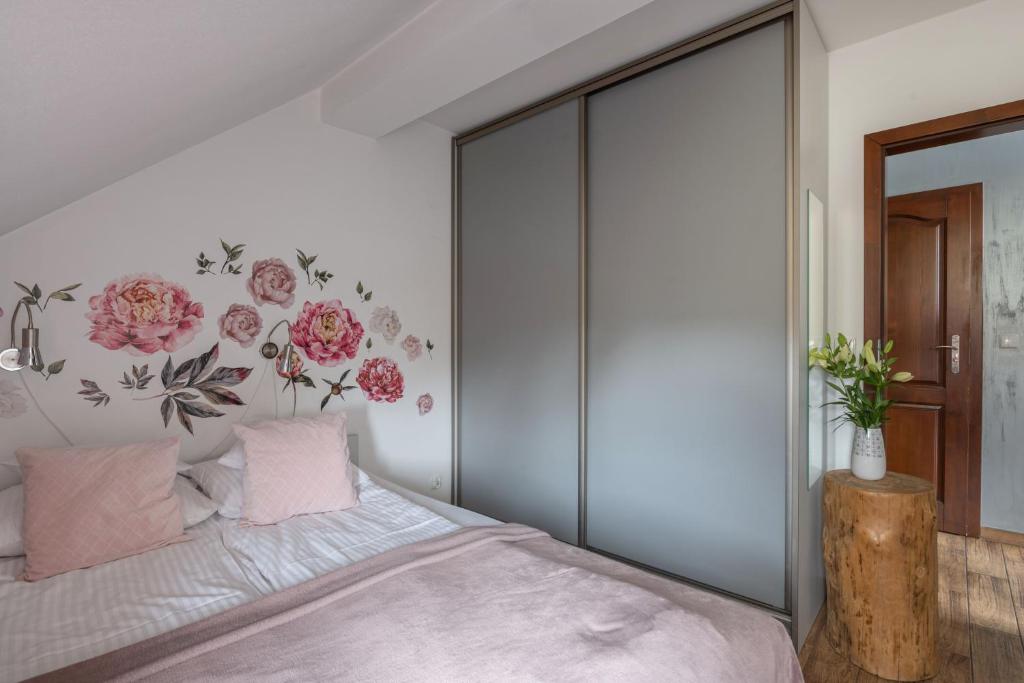 Posteľ alebo postele v izbe v ubytovaní Apartamenty pod Orłem - Rezydencja do Skoczni