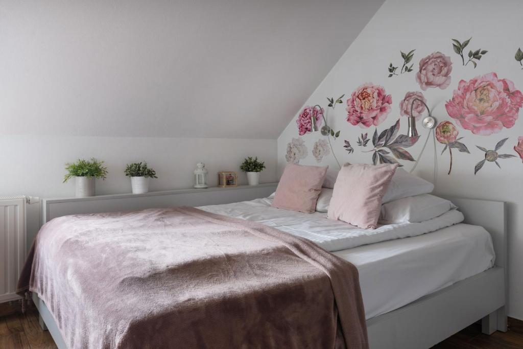 Posteľ alebo postele v izbe v ubytovaní Apartamenty pod Orłem - Rezydencja do Skoczni
