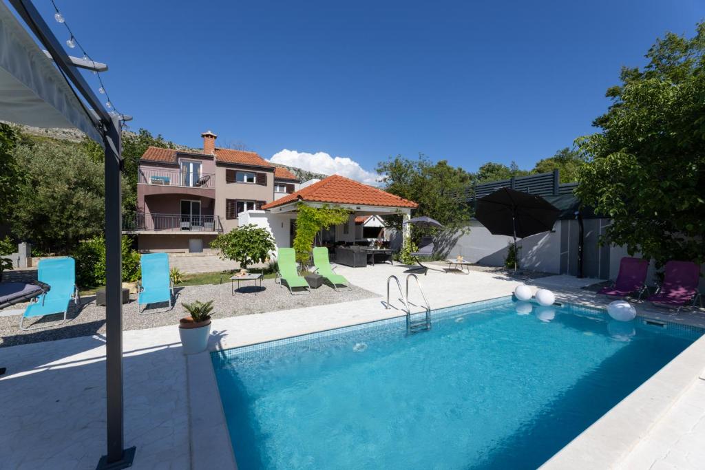 Bazén v ubytování Holiday Home Zrincy nebo v jeho okolí