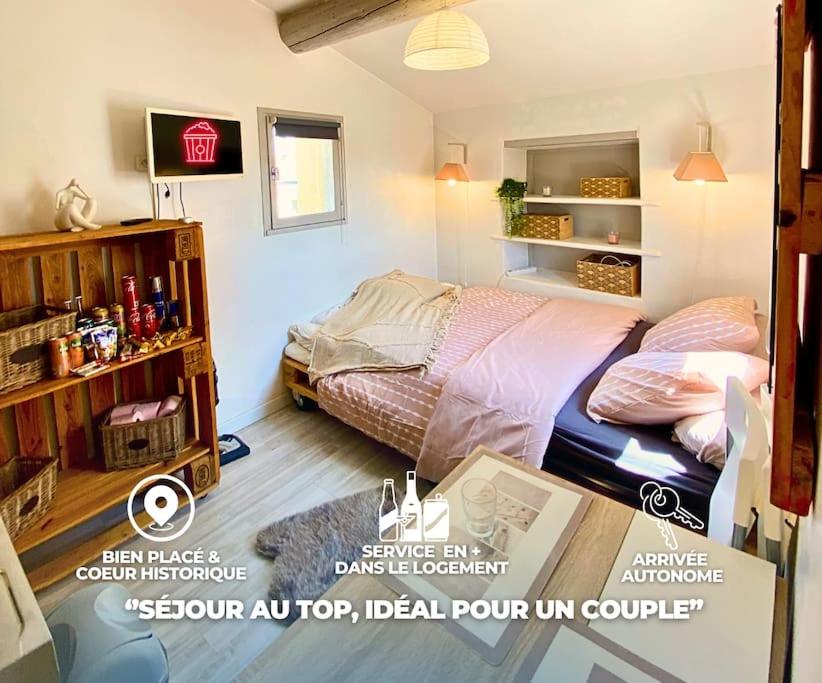 une chambre avec deux lits dans une pièce dans l'établissement Le Grenier en Hyper Centre, à Nîmes