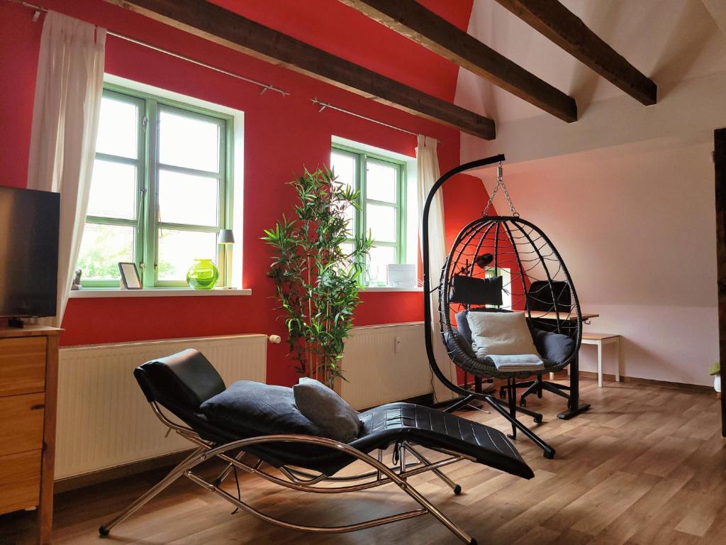 a room with two chairs and a hanging chair at Marktstübchen in Waren