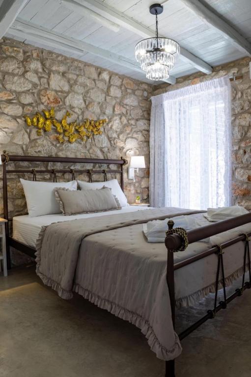 Postel nebo postele na pokoji v ubytování Vivari Stone House