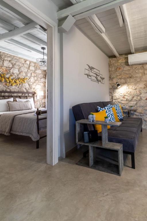Postel nebo postele na pokoji v ubytování Vivari Stone House