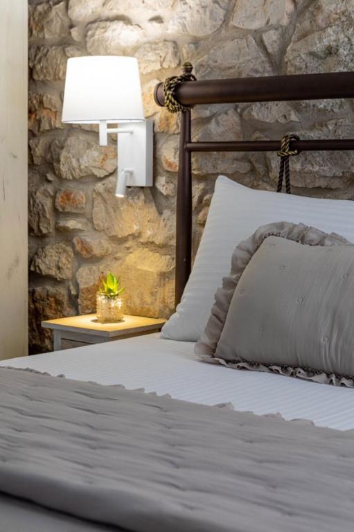 Postel nebo postele na pokoji v ubytování Vivari Stone House
