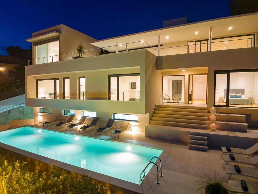 Bazén v ubytování Villa in Ibiza Town sleeps 10 - Villa Vue nebo v jeho okolí