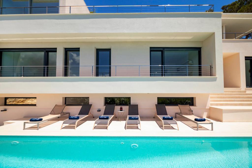 Bazén v ubytování Villa in Ibiza Town sleeps 10 - Villa Vue nebo v jeho okolí