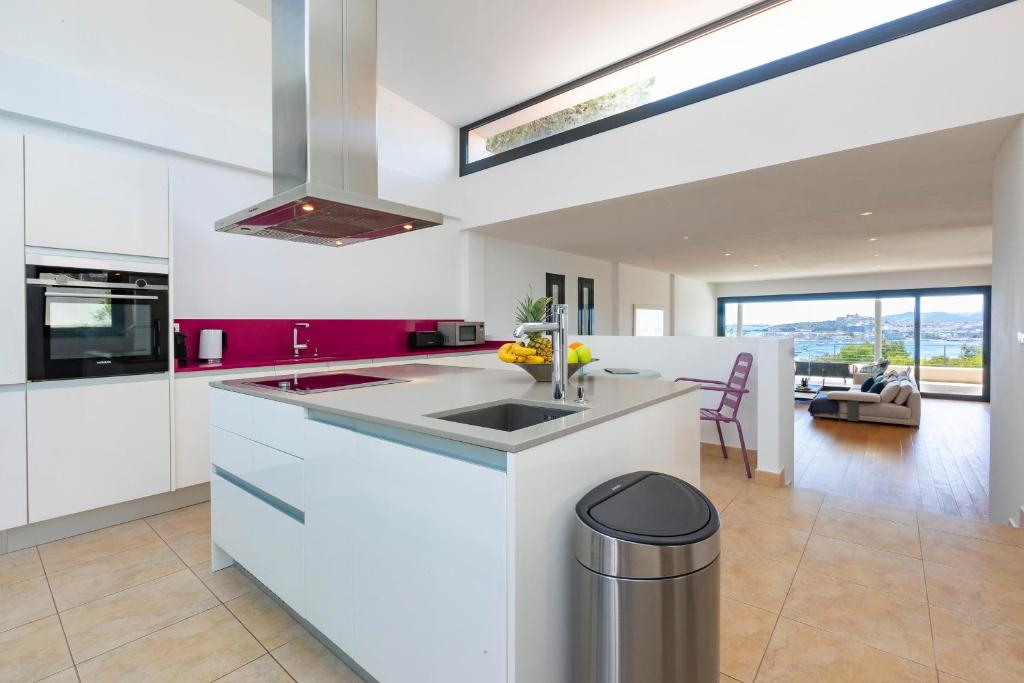 Kuchyň nebo kuchyňský kout v ubytování Villa in Ibiza Town sleeps 10 - Villa Vue