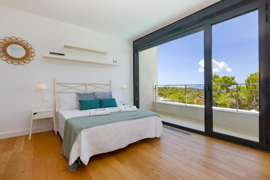 Postel nebo postele na pokoji v ubytování Villa in Ibiza Town sleeps 10 - Villa Vue