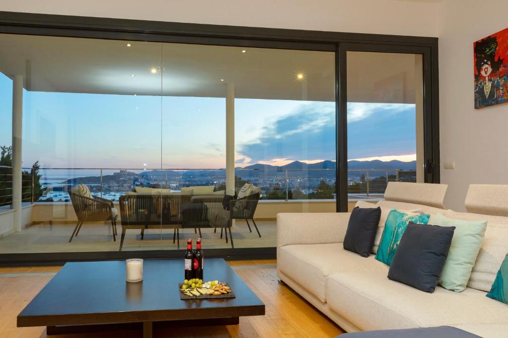 Posezení v ubytování Villa in Ibiza Town sleeps 10 - Villa Vue