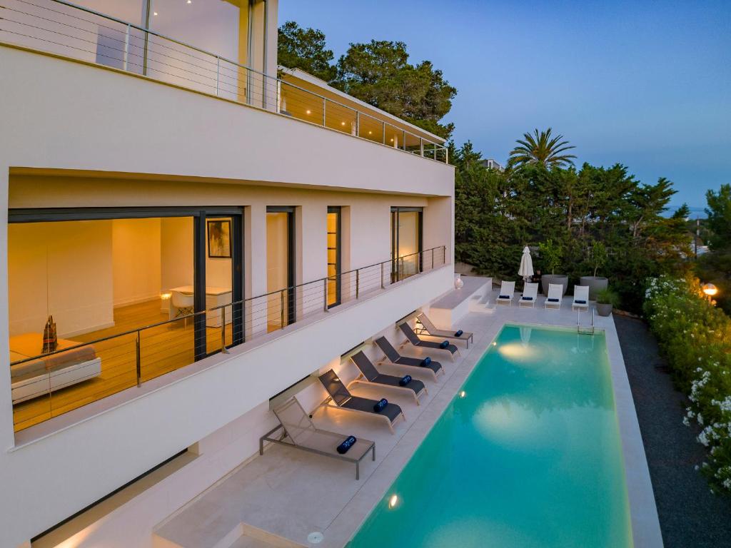 Bazén v ubytování Villa in Ibiza Town sleeps 10 - Villa Vue nebo v jeho okolí