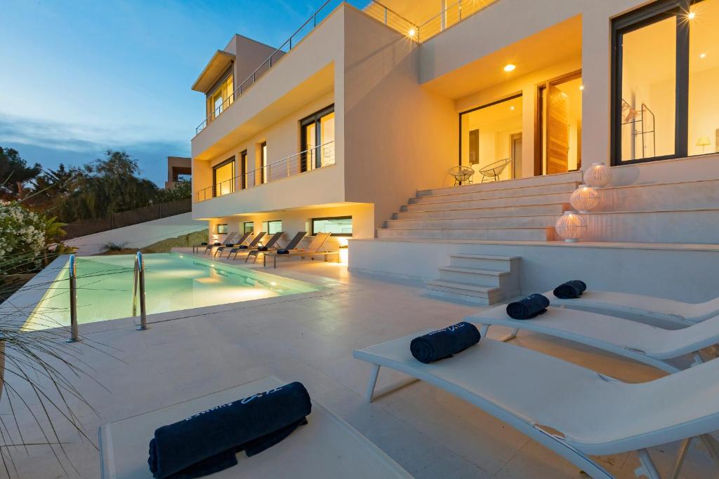 Bazén v ubytování Villa in Ibiza Town sleeps 10 - Villa Vue nebo v jeho okolí