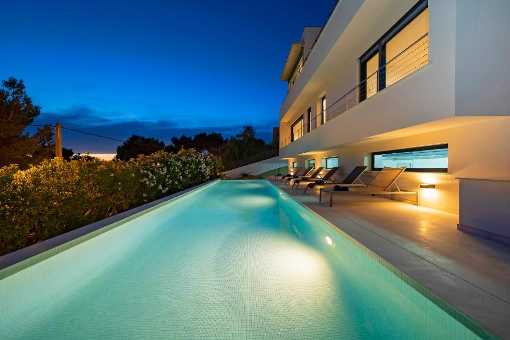 Bazén v ubytování Villa in Ibiza Town sleeps 10 - Villa Vue nebo v jeho okolí