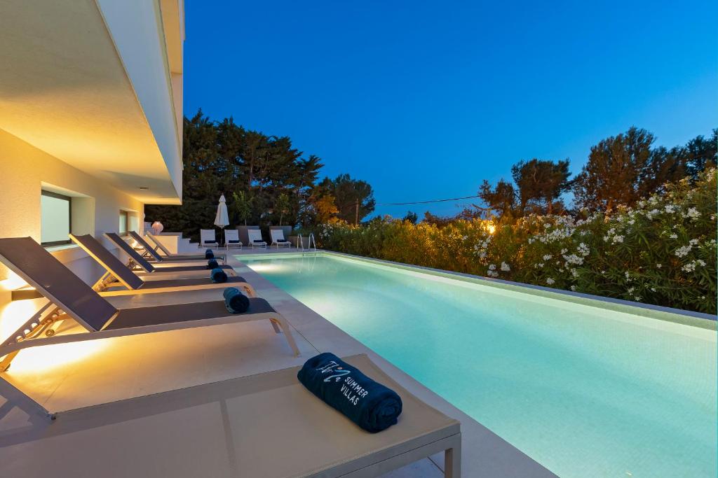 Bazén v ubytování Villa in Ibiza Town sleeps 10 - Villa Vue nebo v jeho okolí
