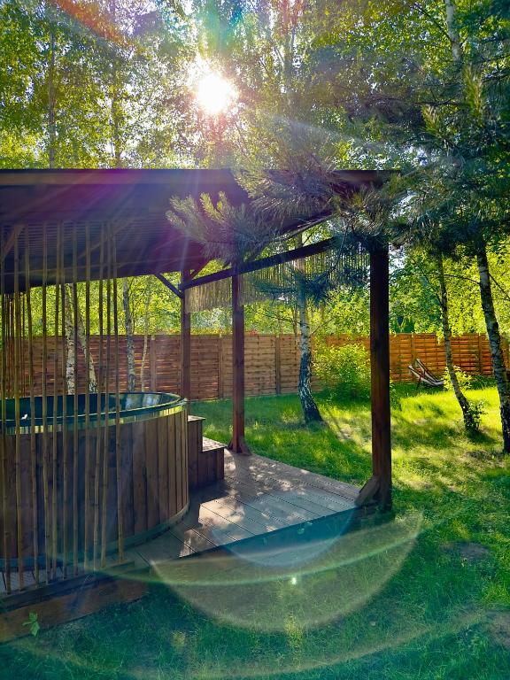 Vonkajšia záhrada v ubytovaní Domek nad Zegrzem z prywatnym jacuzzi