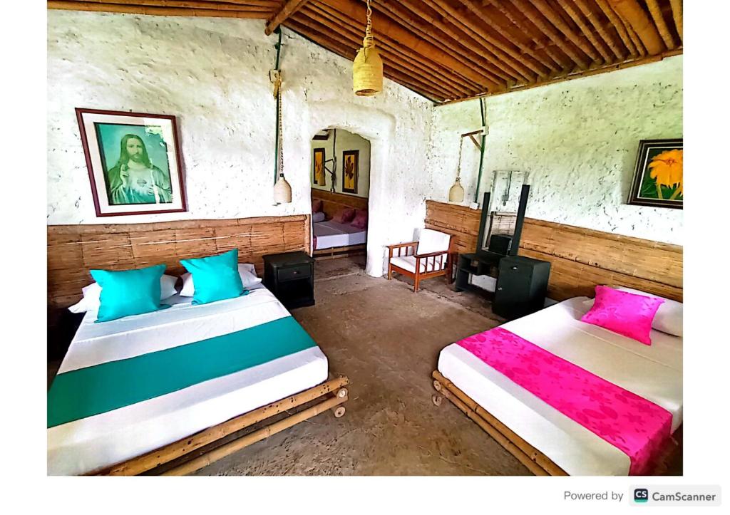 a bedroom with two beds in a room at Posadas rurales arabi in Pereira