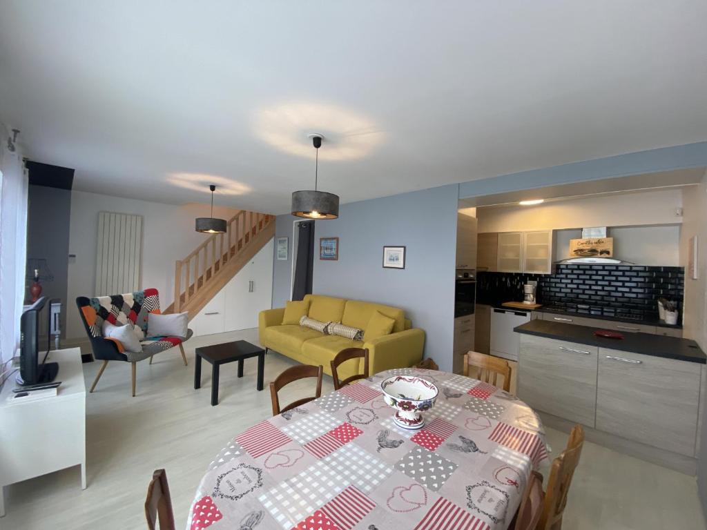 une cuisine et une salle à manger avec une table dans une pièce dans l'établissement Belle maison proche centre - WIFI, à Les Sables-dʼOlonne