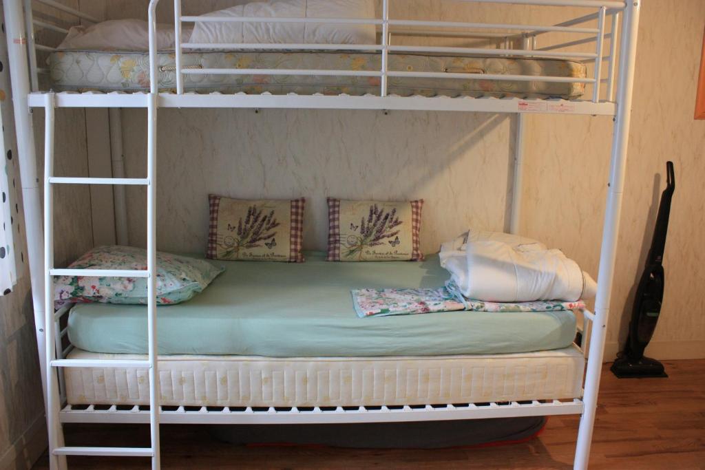Katil dua tingkat atau katil-katil dua tingkat dalam bilik di La Gâtinaise