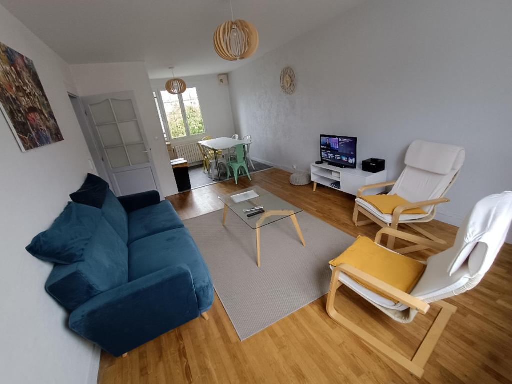 - un salon avec un canapé bleu et des fauteuils blancs dans l'établissement Maison 6 chambres avec jardin à Angers, à Angers