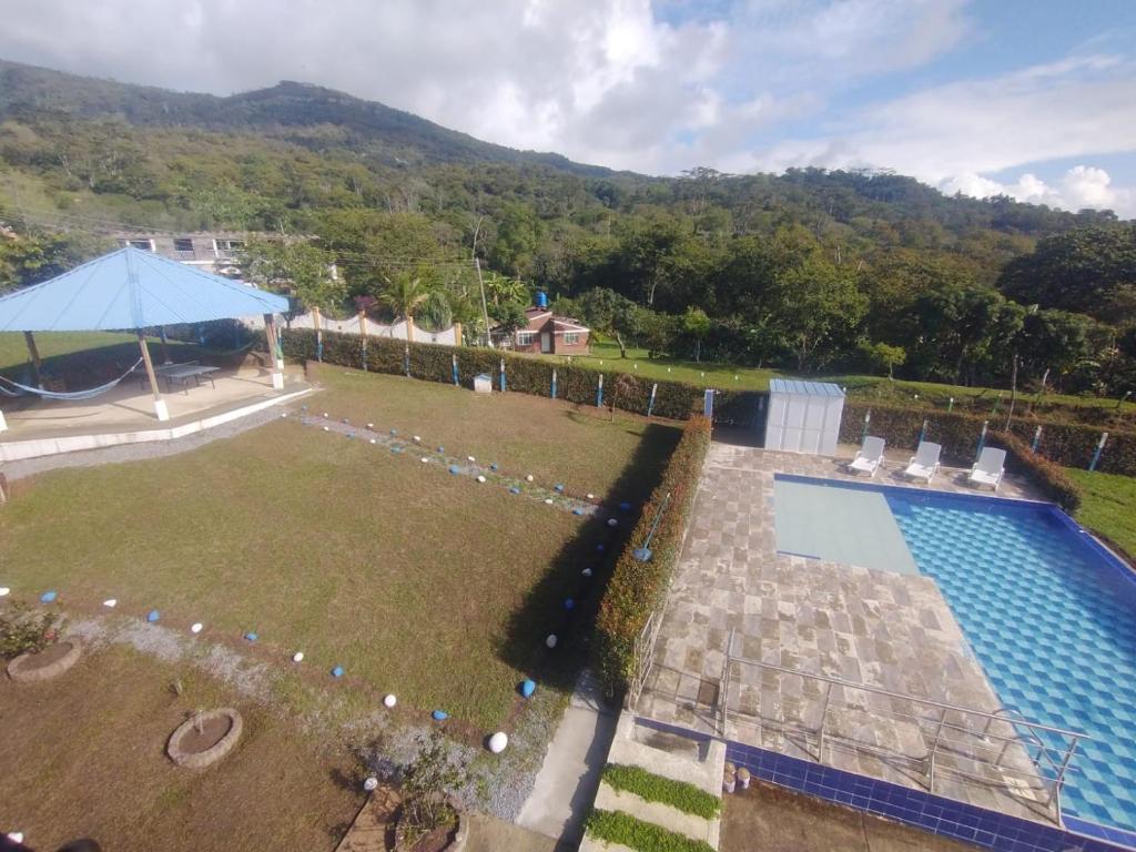 una vista aérea de un patio trasero con piscina en Finca Hotel Posada La Riviera, en Moniquirá