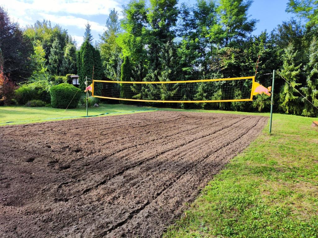 a field with a volleyball net in a yard at Cvjetna oaza in Višegrad