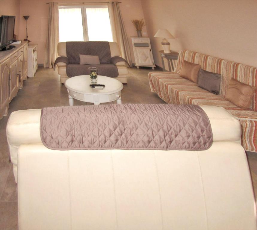 uma sala de estar com um sofá e uma mesa em Villa de 5 chambres avec vue sur la mer piscine privee et jardin clos a Saint Florent em Saint-Florent