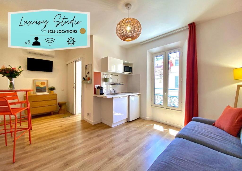 un salon et une cuisine avec un canapé et une table dans l'établissement Studio Luxury Toîts du Soleil By SCLS Locations, à Cannes