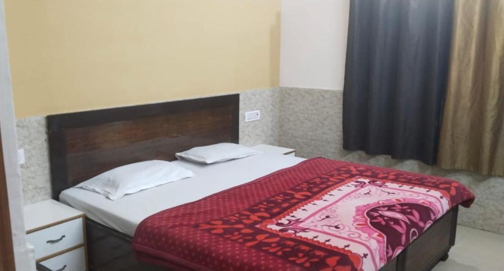 Giường trong phòng chung tại GRG Kunj Residency Mathura Near Railway Juction 950m
