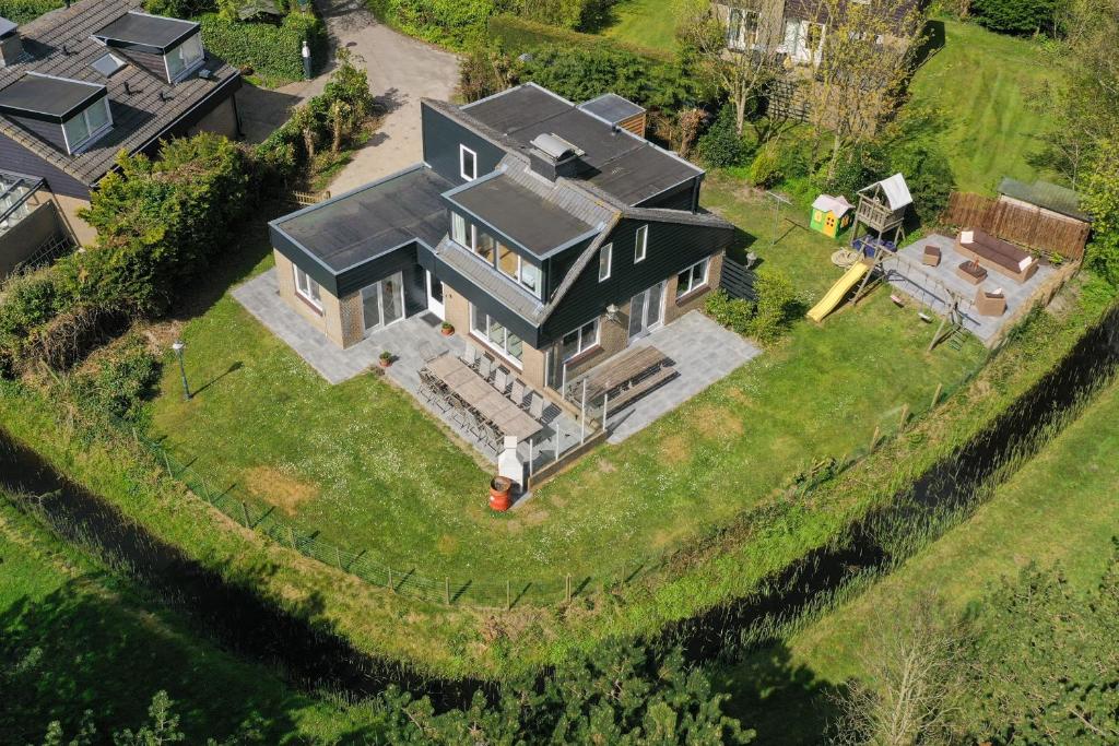 an overhead view of a large house on a grass field at Luxe Villa Texel 8-10 personen met Sauna Krim 95 in De Cocksdorp