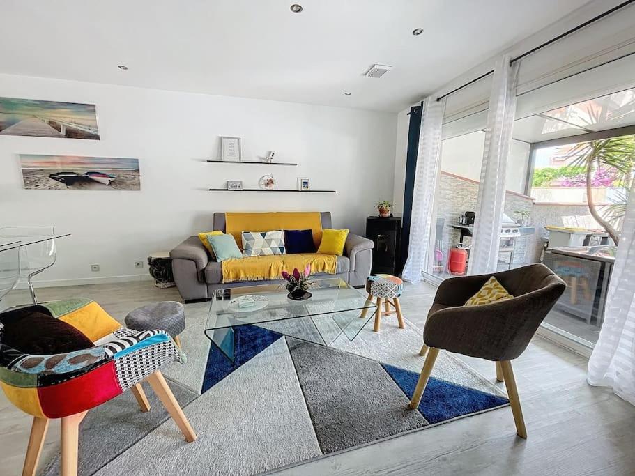 un salon avec un canapé, des chaises et une table dans l'établissement 3367-Villa 8 couchages à 1500m de la plage, à Argelès-sur-Mer