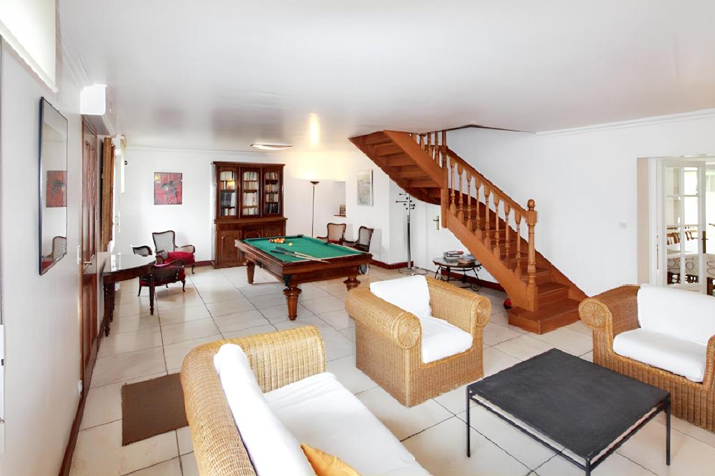 Billiards table sa Maison de 5 chambres a Camaret sur mer a 550 m de la plage avec vue sur la mer jardin amenage et wifi