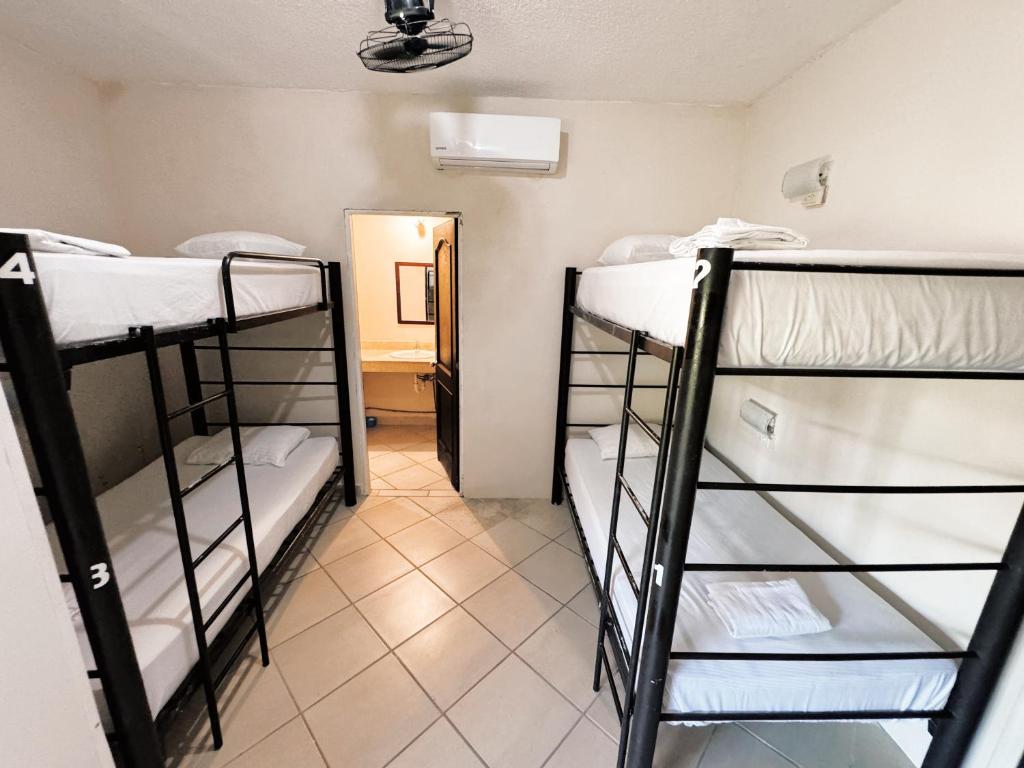 Postel nebo postele na pokoji v ubytování 3B Wellness Hotel & Hostel Adults Only