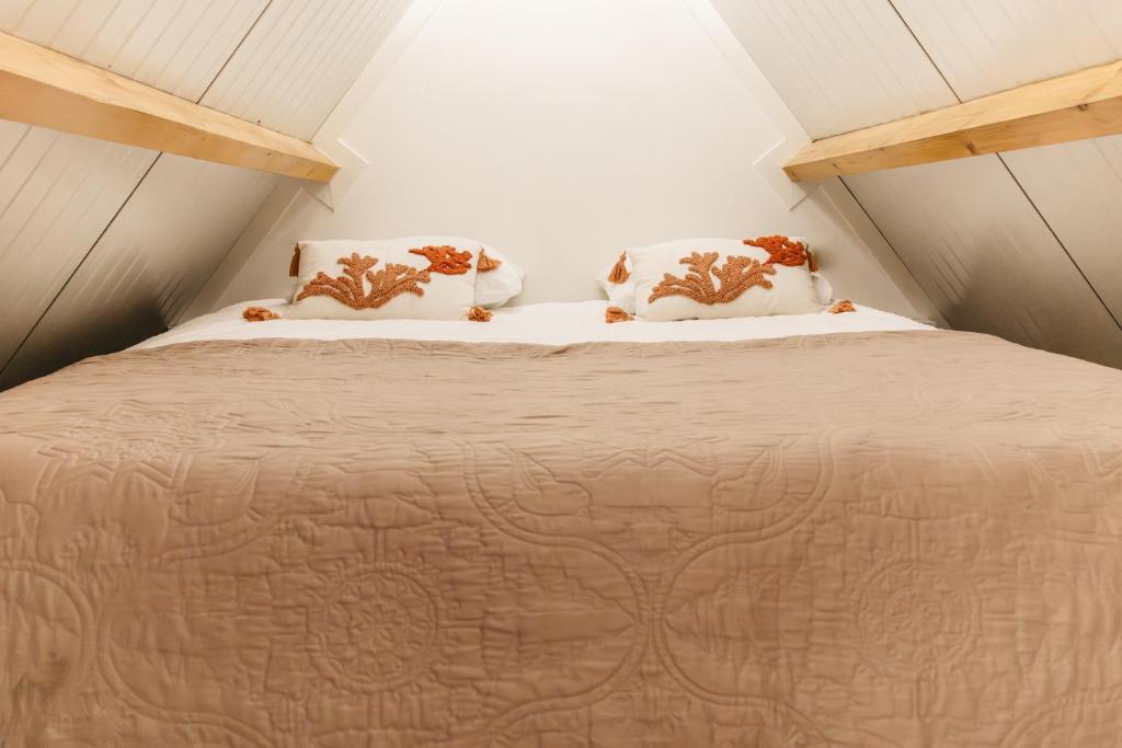 Postel nebo postele na pokoji v ubytování Tiny house met heerlijke hottub & buitenkeuken