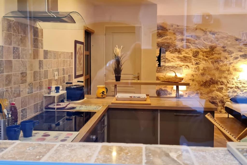 une cuisine avec un comptoir et un comptoir dans l'établissement Superbe appartement au cœur du village, à Marseillan